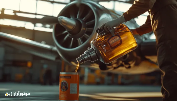 روغن‌ریزی موتور هواپیمای سبک توسط تکنسین در آشیانه تعمیرات هوایی