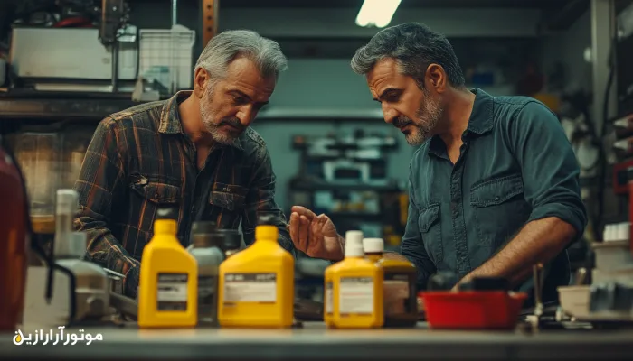 دو تعمیرکار در حال بررسی نمونه‌ای از روغن موتور در کارگاه، با بطری‌های زرد در پیش‌زمینه