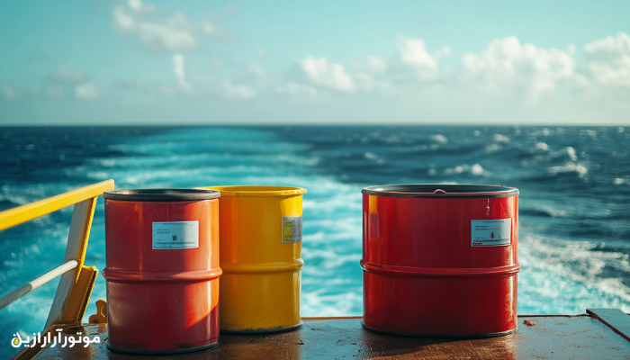 بشکه‌های رنگی روغن موتور دریایی روی عرشه کشتی با نمایی از رد حرکت کشتی در دریا – نمادی از ذخیره‌سازی و شناسایی منابع روغن در شرایط دریایی