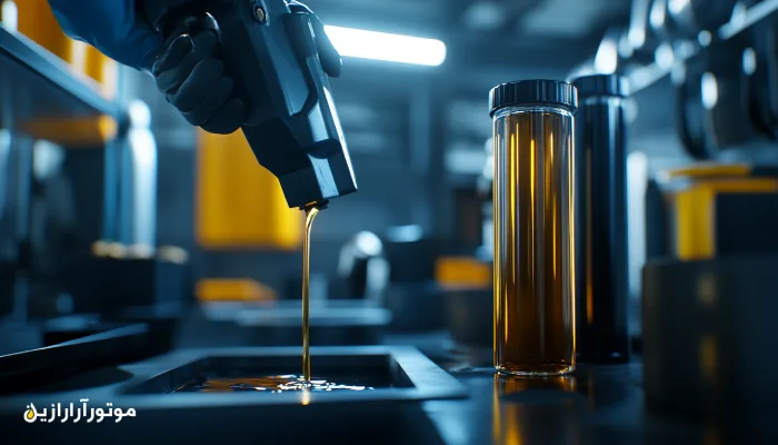 فرآیند تعویض روانکار صنعتی در کارگاه، با نمونهگیری از روغن مصرفشده و مقایسه با روانکار تازه؛ بخشی از اجرای چکلیست روانکاری پیشگیرانه (PM) برای حفظ سلامت تجهیزات