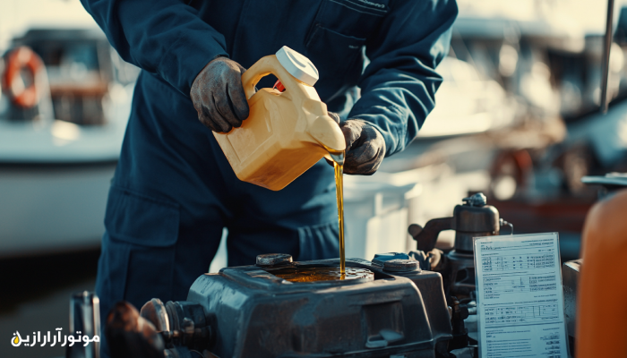 تکنسین دریایی با لباس کار سرمه‌ای در حال ریختن روغن موتور در موتور قایق تفریحی در بندر، همراه با دفترچه فنی و ابزارهای تعمیر – صحنه‌ای واقعی از نگهداری موتورها