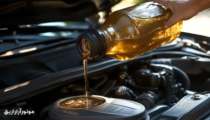 ریختن روغن موتور طلایی‌رنگ در موتور خودرو با درب باز