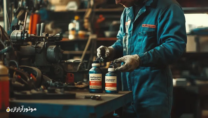 تکنسین تعمیرگاه صنعتی در حال مقایسه روغن چندکاره و روغن تخصصی روی میز کار؛ تصمیمگیری برای انتخاب روانکار مناسب بر اساس نوع کاربرد تجهیزات