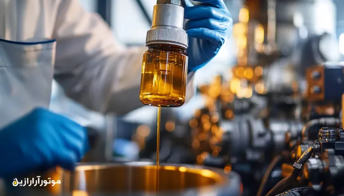 نمونه روغن موتور گازی در دست تکنسین، در فضای صنعتی با پس‌زمینه موتور سنگین، نمادی از بررسی کیفیت روانکارهای ویژه موتورهای گازسوز برای کارکرد مطمئن و بهینه.