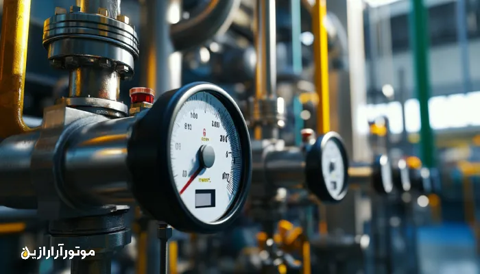 نمایی واقعی از سیستم روغن حرارتی در یک بویلر صنعتی با نمایش لولههای انتقال روغن و صفحه کنترل