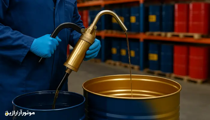 کارگر در حال بررسی وضعیت روانکارها در انبار کارخانه صنعتی