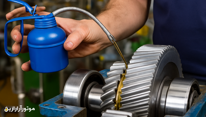 نمای نزدیک از چرخ‌دنده‌های صنعتی در حال کار با روغن‌کاری دقیق
