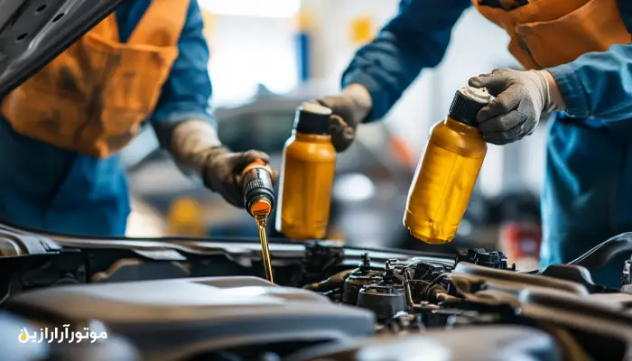دو مکانیک در حال ریختن روغن موتور در خودرو، با بطری‌هایی که می‌توانند متعلق به برندهای ایرانی یا خارجی باشند