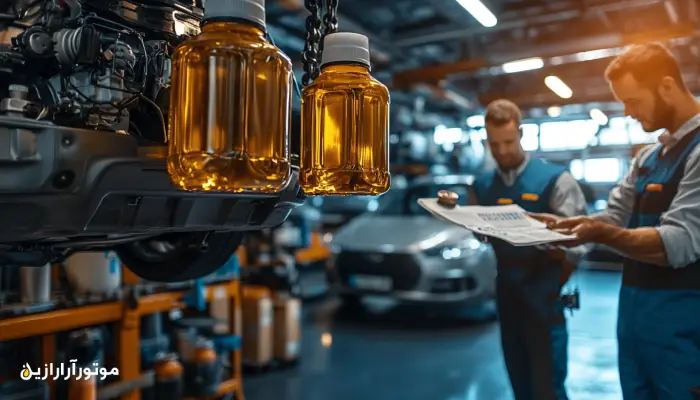 دو مکانیک در حال بررسی مشخصات فنی روغن موتور در کنار خودرو توربوشارژ، با بطری‌های روغن معلق در نمای جلوی تصویر