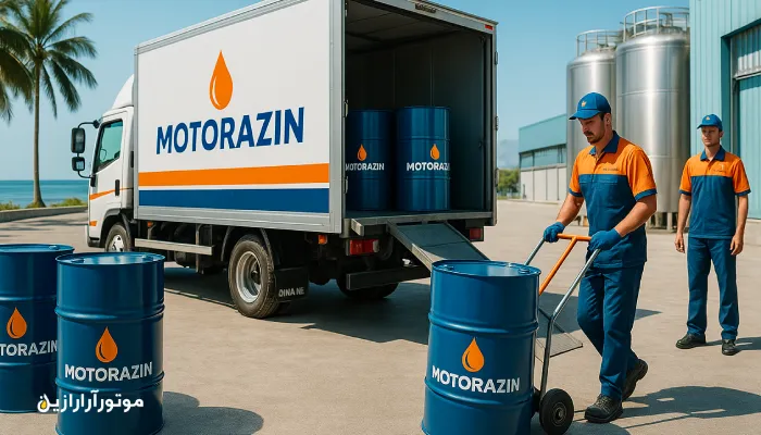 تحویل روغن صنعتی تخصصی توسط کامیون برند موتورازین در کارخانهای ساحلی در بندرعباس با پسزمینه روشن و نیروی انسانی حرفهای