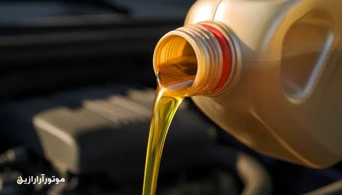 تصویر نمای نزدیک از ریختن روغن موتور طلایی‌رنگ از ظرف پلاستیکی به داخل موتور خودرو، نشان‌دهنده اهمیت انتخاب گرید مناسب در رفسنجان