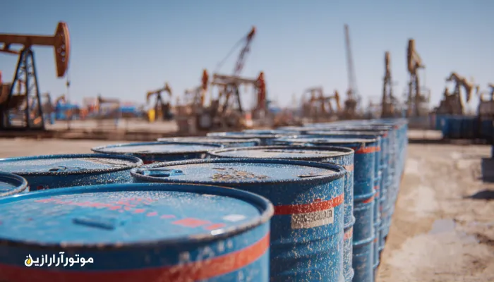 تصویر واقعی از میادین نفتی دشت آزادگان با دکل‌ها و پمپ‌های فعال در گرمای خوزستان و بشکه‌های روغن صنعتی آبی-قرمز موتورازین.