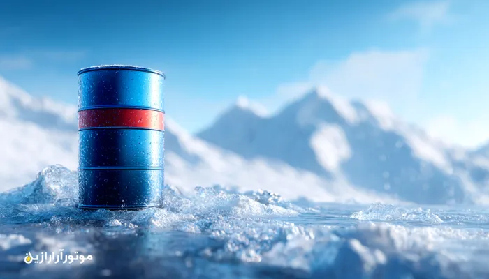 نمای کلوزآپ از ظرف روغن موتور روی سطح یخ‌زده با پس‌زمینه کوه‌های شمیرانات.