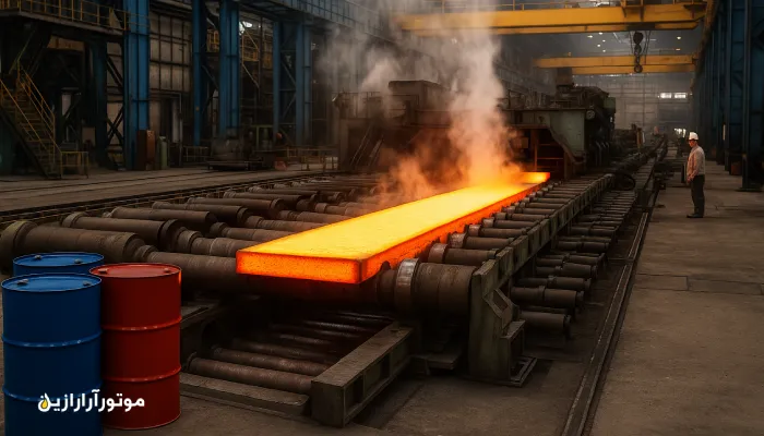 مجتمع فولاد یزد با خط نورد گرم در حال پردازش شمش داغ فولادی، در کنار بشکه‌های آبی و قرمز روغن صنعتی و حضور کارگر با تجهیزات ایمنی