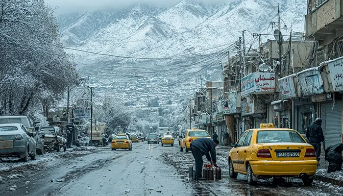 ناوگان تاکسی شهری در جاده برفی کرمانشاه نیازمند سرویس و استفاده از روغن صنعتی برای عملکرد بهتر در هوای سرد