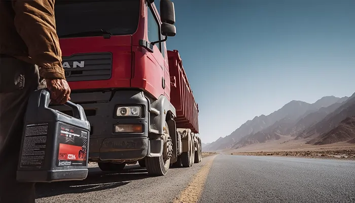 کامیون سنگین در جاده کویری نیازمند روغن صنعتی برای عملکرد پایدار در گرما و مسیر طولانی