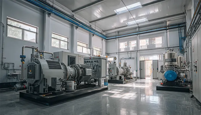 سالن مدرن با کمپرسورها و تجهیزات پیشرفته که نیازمند روغن صنعتی برای افزایش بهره‌وری و دوام هستند