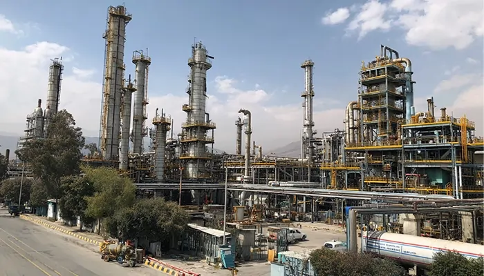 نمای کلی پالایشگاه و مجتمع پتروشیمی با برج‌های تقطیر | روغن صنعتی شیراز