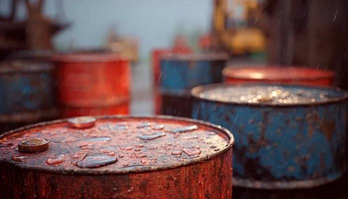 بشکه‌های روغن صنعتی در فضای باز و شرایط بارانی | نگهداری روغن صنعتی در تبریز