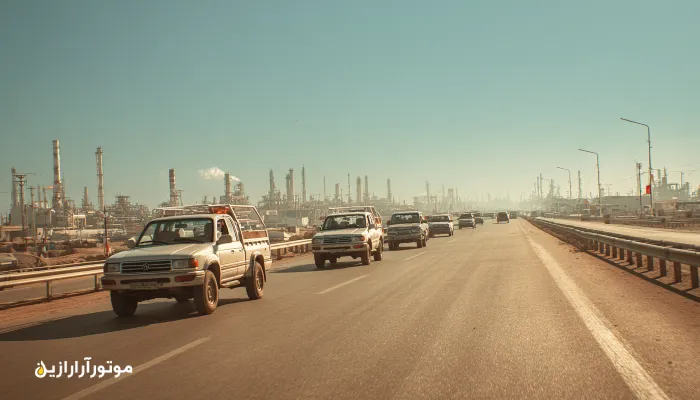 مسیر صنعتی عسلویه زیر گرمای شدید ظهر با عبور خودروهای پیمانکاری و نمایی از قوطی روغن موتور 5W-40 با برند موتورازین در کنار جاده.. روغن موتور عسلویه