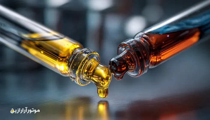 تصویر ماکرو از واکنش دو برند روغن موتور با رنگ‌های متفاوت در ظرف آزمایشگاهی؛ پس‌زمینه‌ی صنعتی ایرانی و بشکه‌های آبی موتورازین با نوار قرمز.