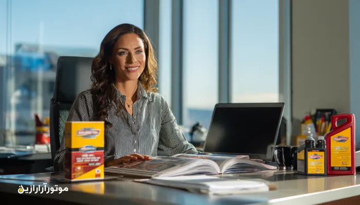 کارمند فروش موتورازین در دفتر کاری، در حال بررسی کاتالوگ محصولات روغن موتور و صنعتی برای مشاوره به مشتریان