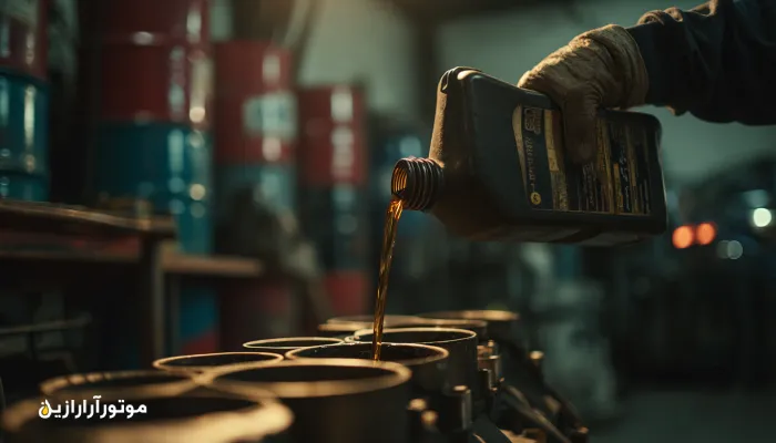 مکانیک در حال ریختن روغن موتور اشتباه در خودرو؛ نمونه‌ای از خطای رایج هنگام تعویض روغن. انتخاب روغن موتور