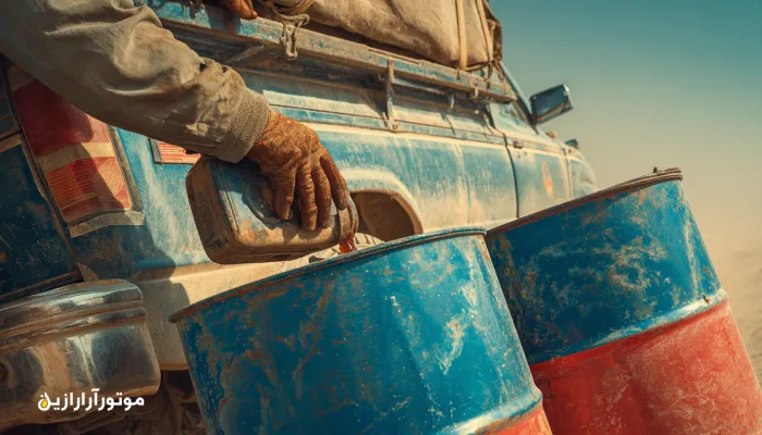 سرویس و تعویض روغن موتور در جاده بیابانی نهبندان با حضور مکانیک و بشکه‌های آبی موتورازین. روغن موتور نهبندان