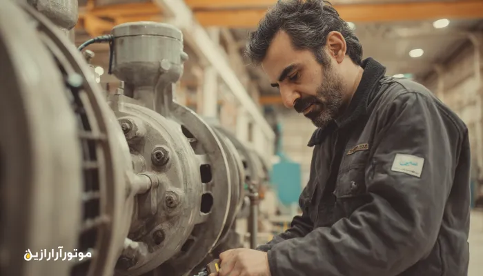تعمیرکار ایرانی در حال بررسی سطح روغن کمپرسور در کارگاه صنعتی آرادان با نشان موتورازین. روغن صنعتی آراردان