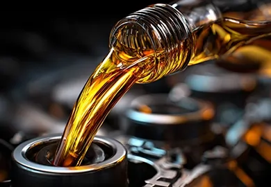 ریختن روغن موتور طلایی درون سیلندر خودرو، نمای نزدیک از جریان روغن با کیفیت بالا