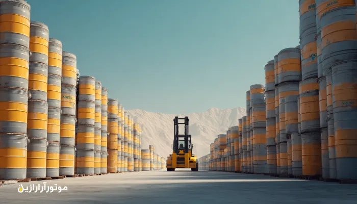 انبار پخش عمده روغن موتور موتورازین در طبس با چیدمان بشکه‌ها و لیفتراک. روغن موتور طبس