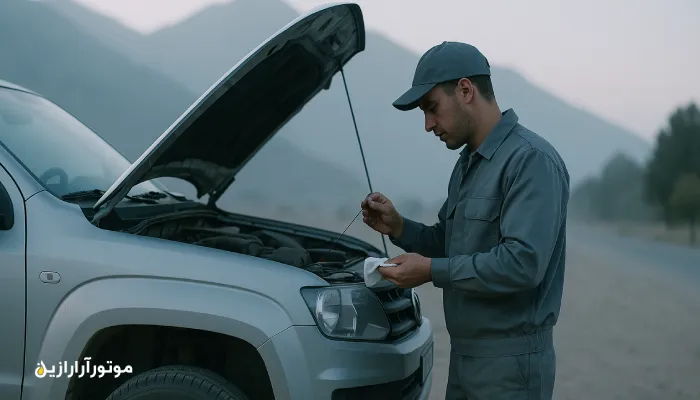 بررسی روغن موتور در صبح سرد مهدی‌شهر در مسیر کوهستانی. روغن موتور مهدی شهر