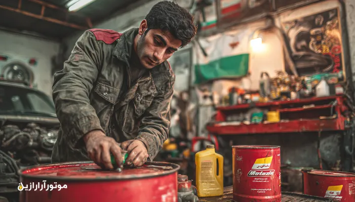 نمای داخلی اتوسرویس مدرن در سمنان در حال تعویض روغن موتور آرادان با بشکه‌های موتورازین. روغن موتور آرادان