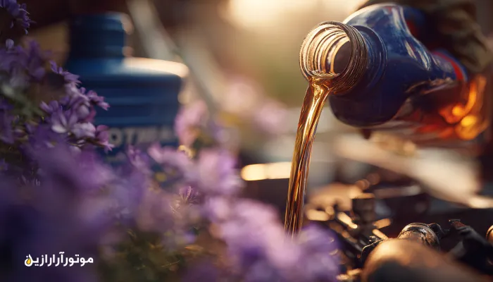 نمای نزدیک از مکانیک قائناتی در حال ریختن روغن موتور سینتتیک در موتور وانت دیزلی با زمینه گل زعفران و برند موتورازین. روغن موتور قائنات