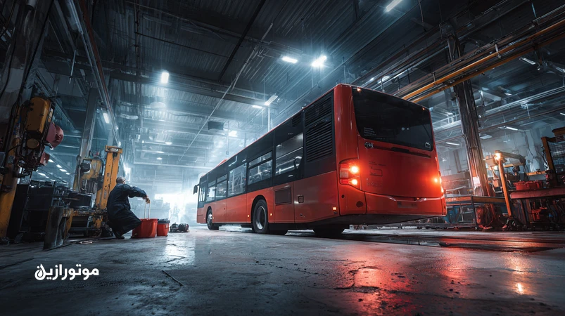 تصویر اتوبوس سنگین در تعمیرگاه با نمونه روغن گیربکس اتومات قرمز، مناسب برای گیربکس‌های Allison و ZF در شرایط جاده‌ای ایران