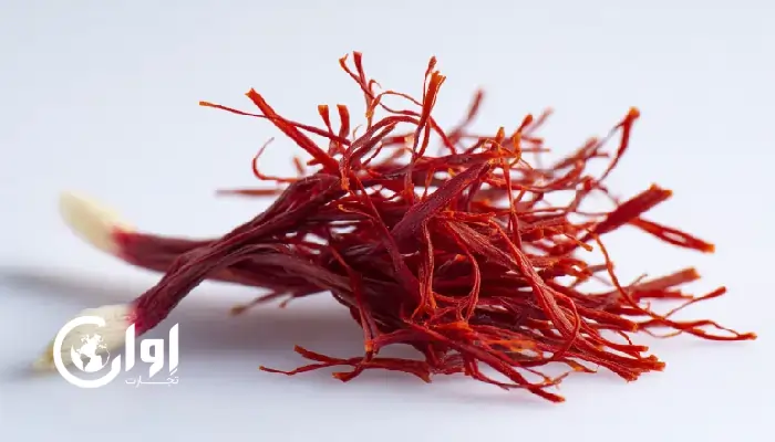 تصویری از زعفران پوشال با رشته های سرخ و سفیدی در انتهای رشته ها. اوان تجارت