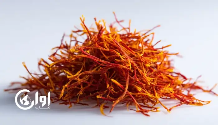 تصویر رشته های زعفران ایرانی. اوان تجارت