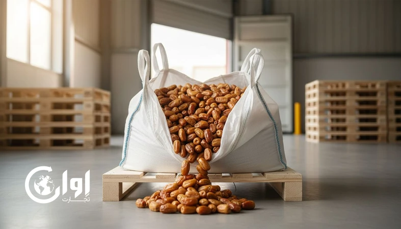 خرمای زاهدی فله بوشهر در جامبوبگ صادراتی روی پالت داخل انبار برای تأمین عمده و بسته‌بندی مجدد