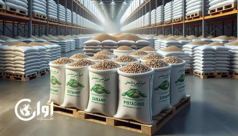 پسته فندقی زرند در گونی و کیسه فله روی پالت در انبار صادراتی با بسته‌بندی PP بافته‌شده