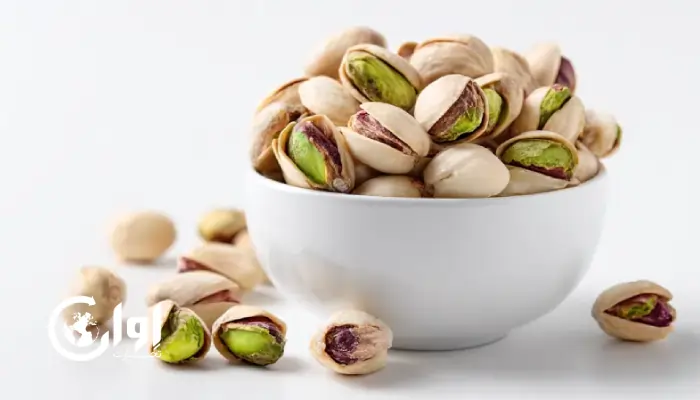 تصویر پسته کله قوچی در کاسه‌ای سفید . اوان تجارت