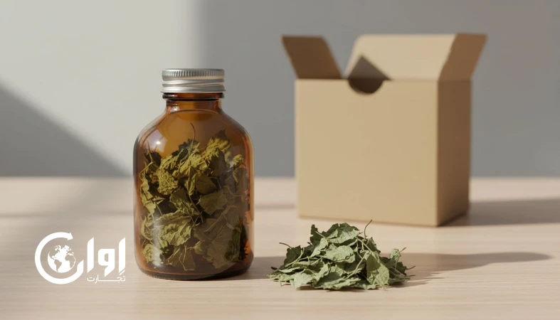 بادرنجبویه خشک در بسته‌بندی شیشه بطری برای خرید عمده و صادرات، با نمایش برگ خشک و کارتن مادر صادراتی_اوان تجارت